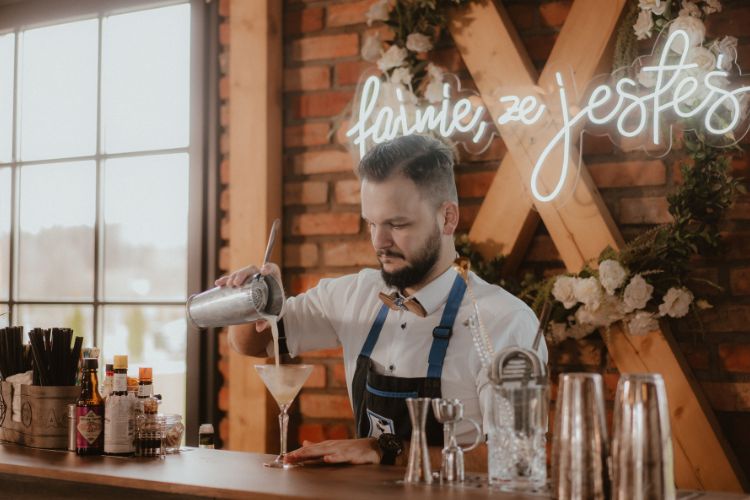 Barman podczas imprezy firmowej